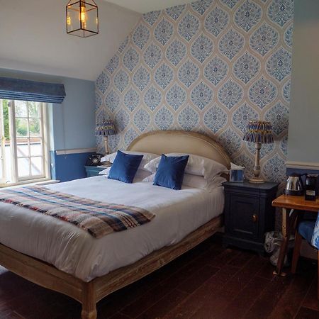 Hinds Head Hotel Aldermaston Buitenkant foto