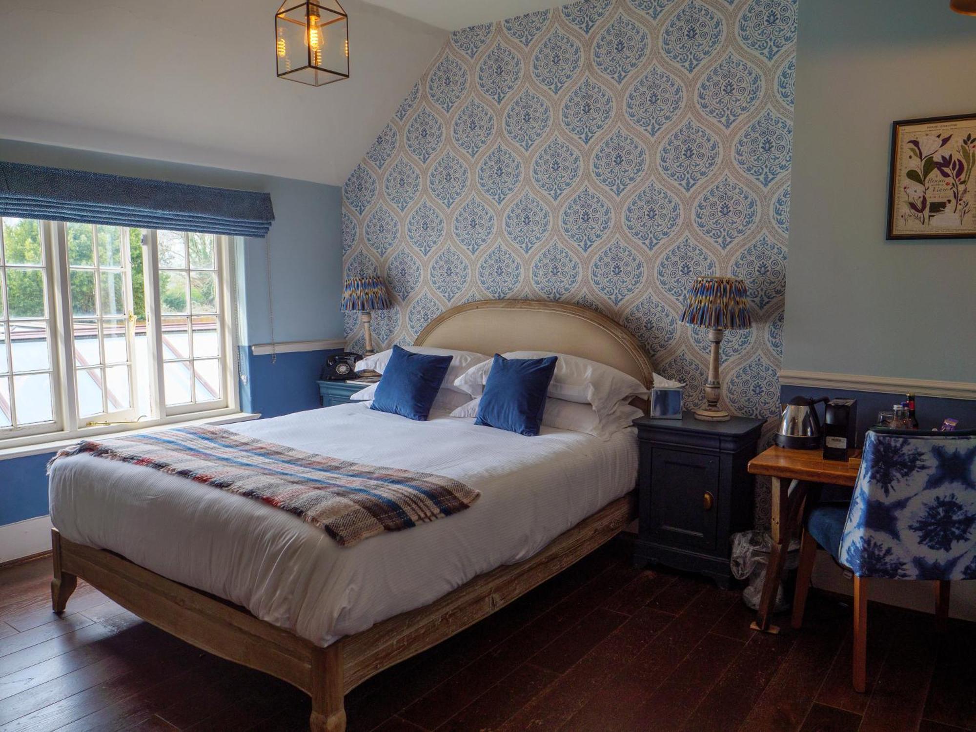 Hinds Head Hotel Aldermaston Buitenkant foto