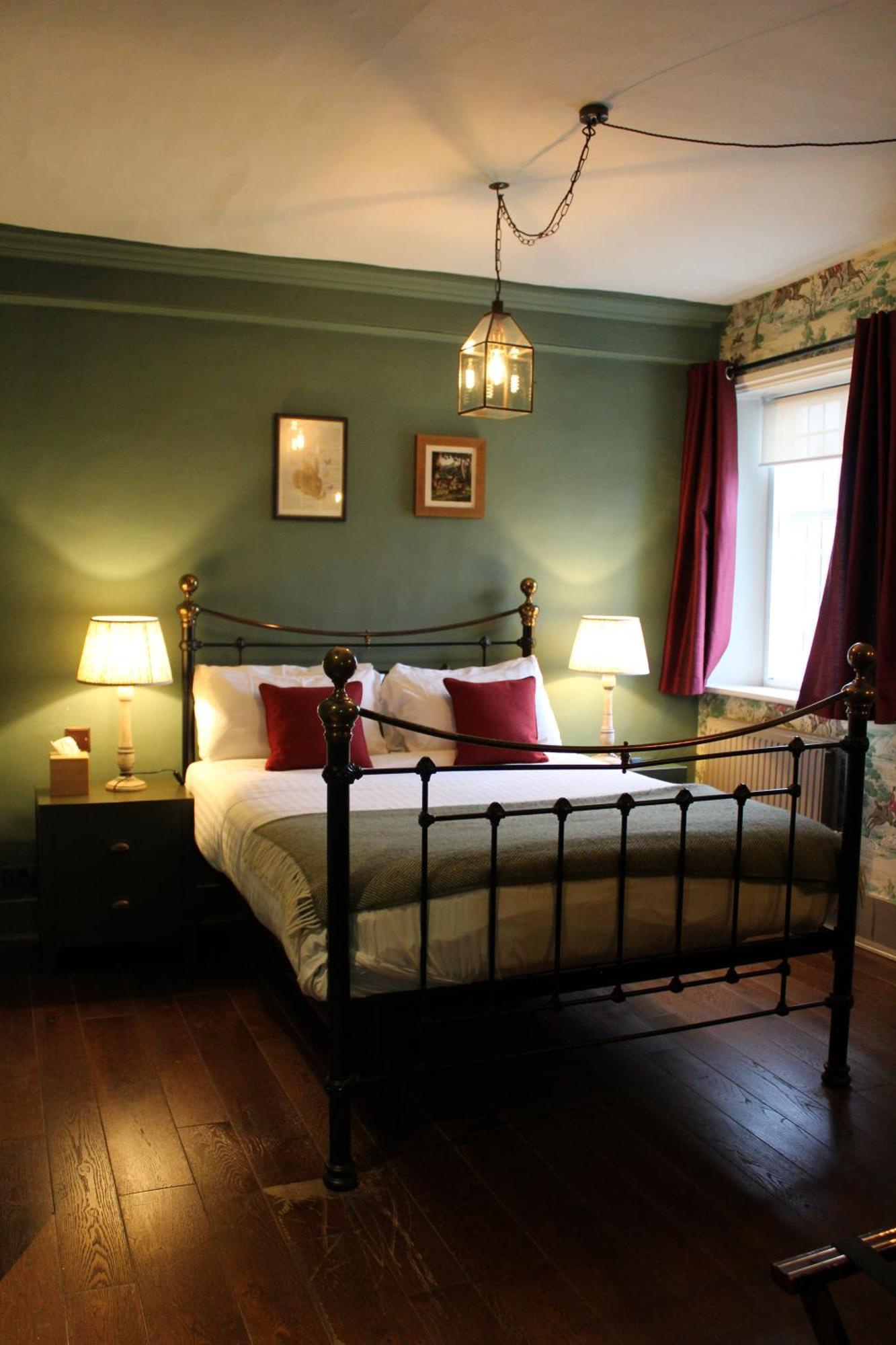 Hinds Head Hotel Aldermaston Buitenkant foto