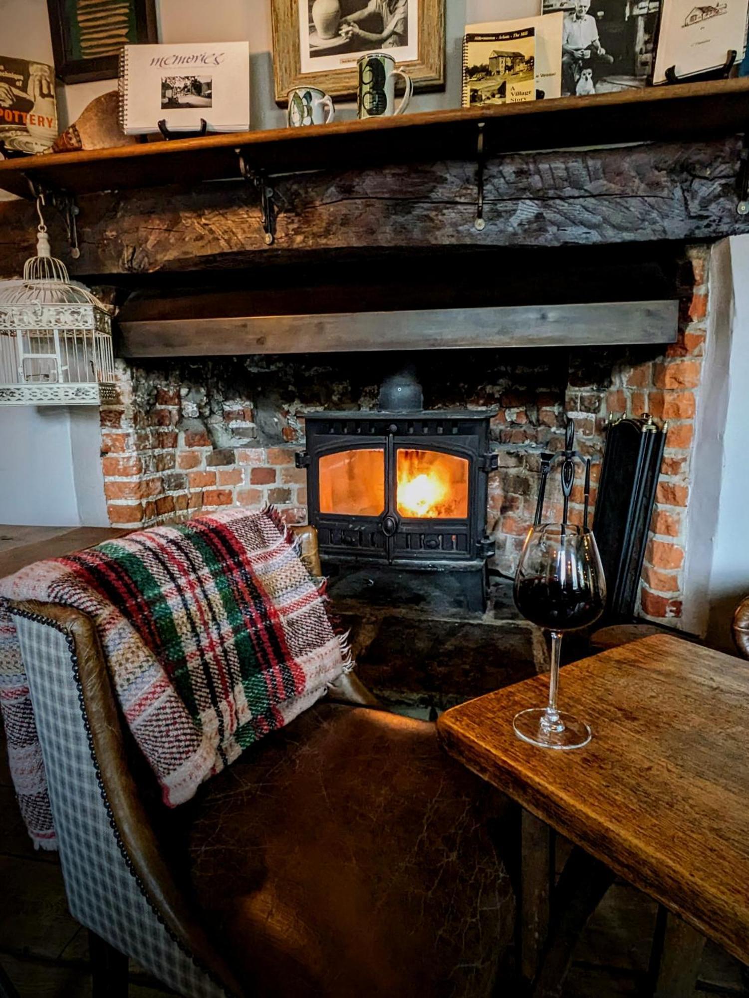 Hinds Head Hotel Aldermaston Buitenkant foto