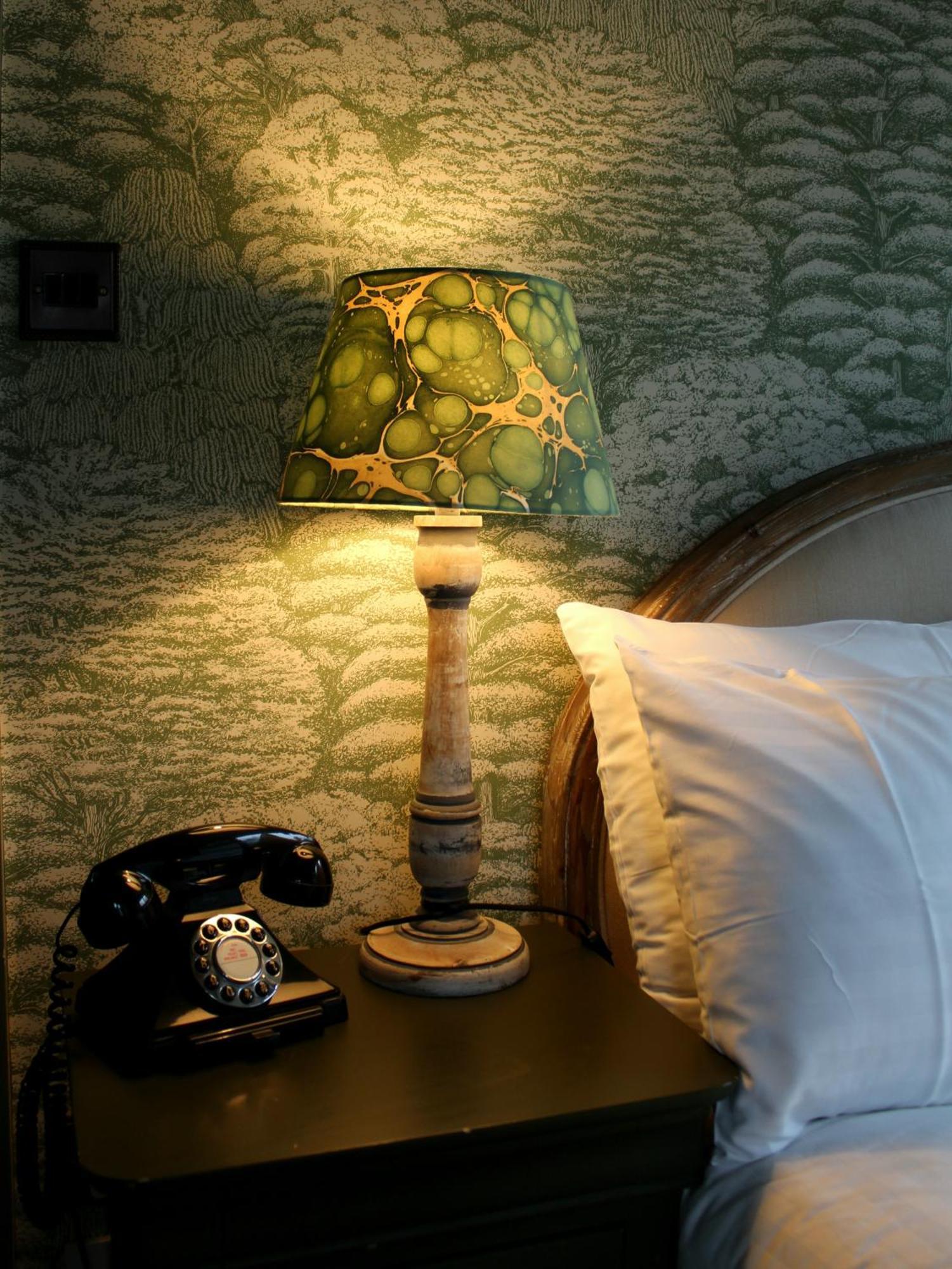 Hinds Head Hotel Aldermaston Buitenkant foto