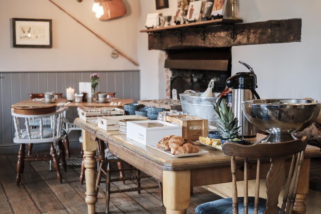 Hinds Head Hotel Aldermaston Buitenkant foto