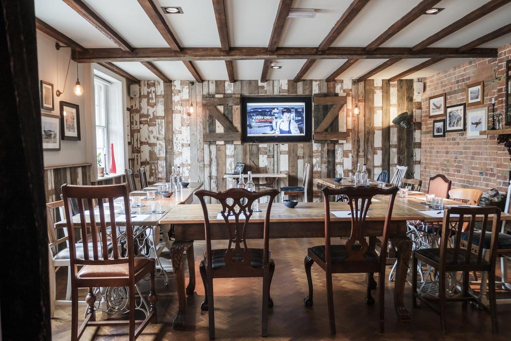 Hinds Head Hotel Aldermaston Buitenkant foto