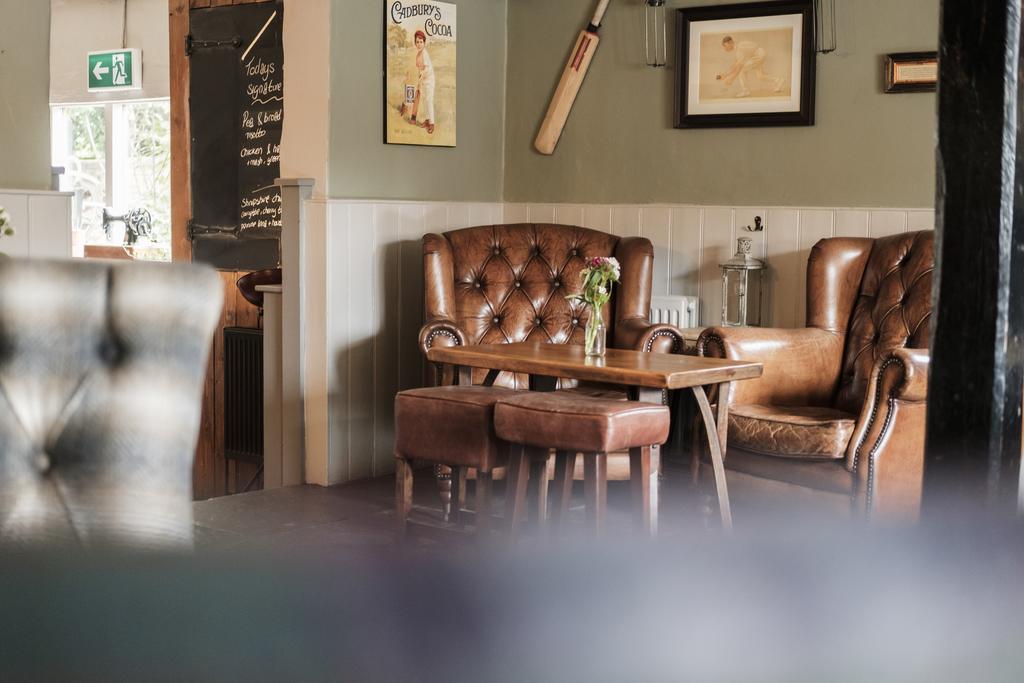 Hinds Head Hotel Aldermaston Buitenkant foto