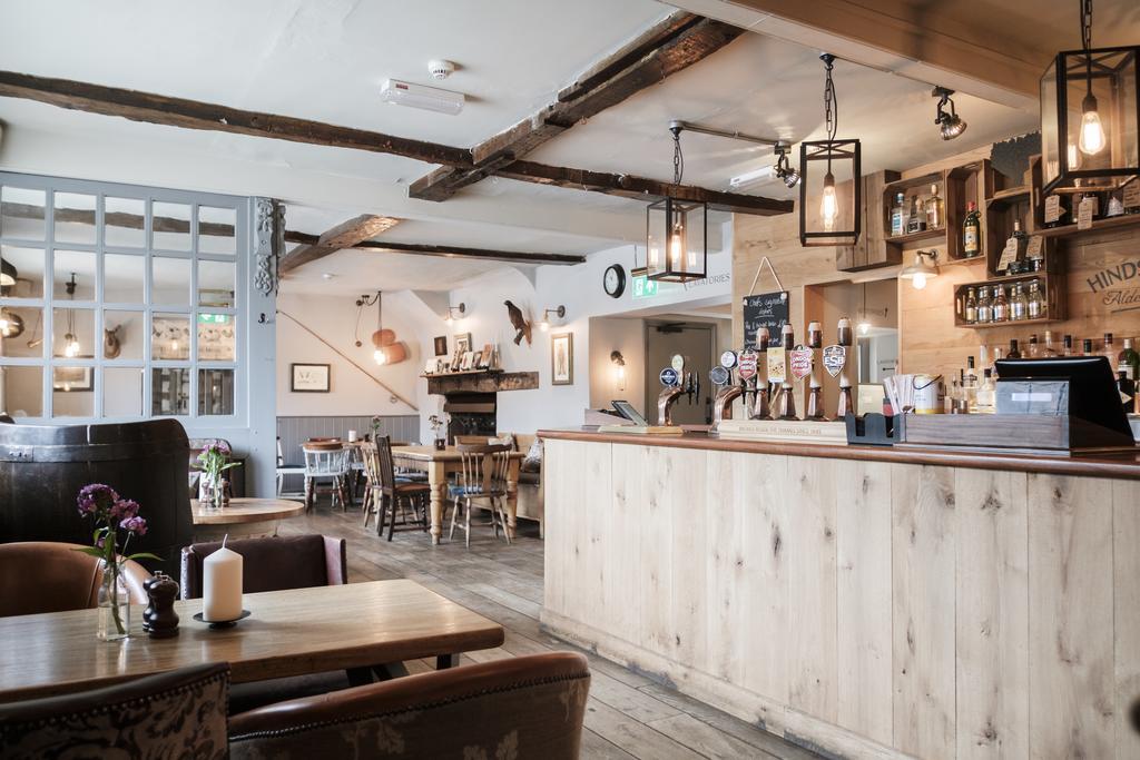 Hinds Head Hotel Aldermaston Buitenkant foto