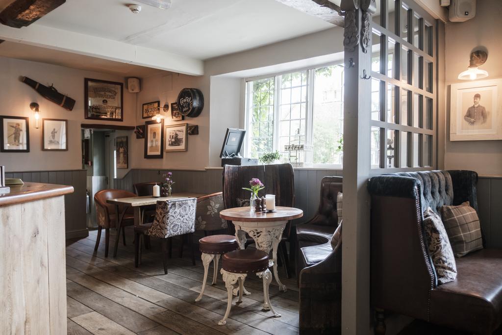 Hinds Head Hotel Aldermaston Buitenkant foto