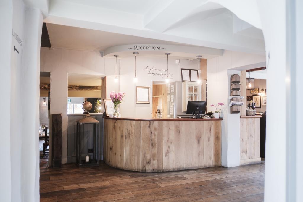 Hinds Head Hotel Aldermaston Buitenkant foto