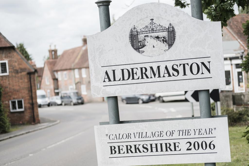 Hinds Head Hotel Aldermaston Buitenkant foto