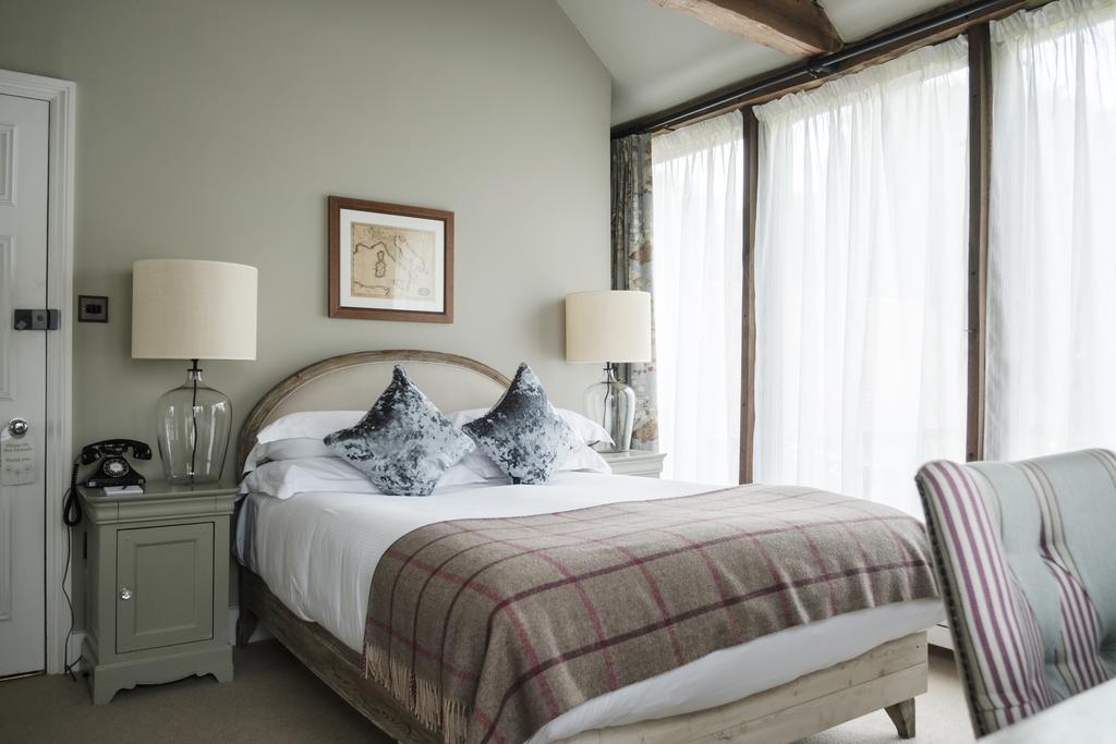 Hinds Head Hotel Aldermaston Buitenkant foto