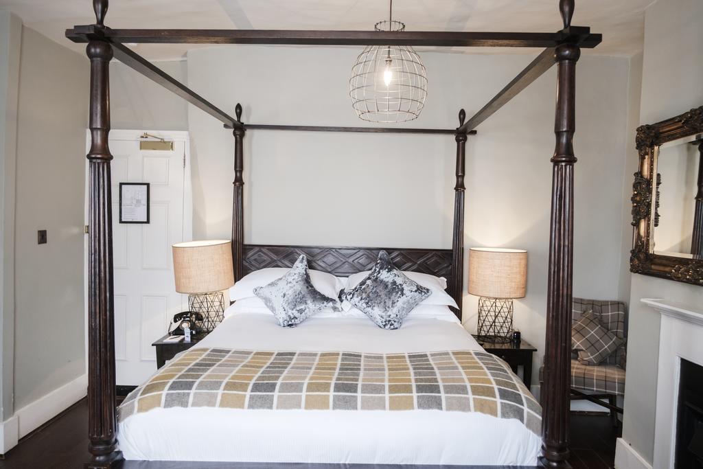 Hinds Head Hotel Aldermaston Buitenkant foto