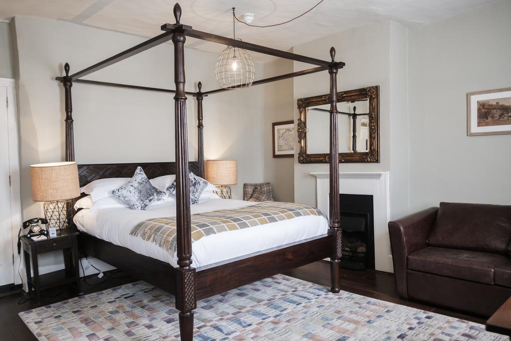 Hinds Head Hotel Aldermaston Buitenkant foto