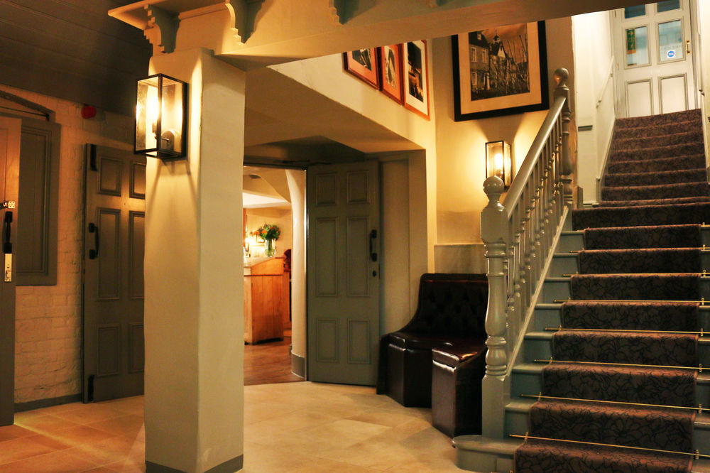 Hinds Head Hotel Aldermaston Buitenkant foto