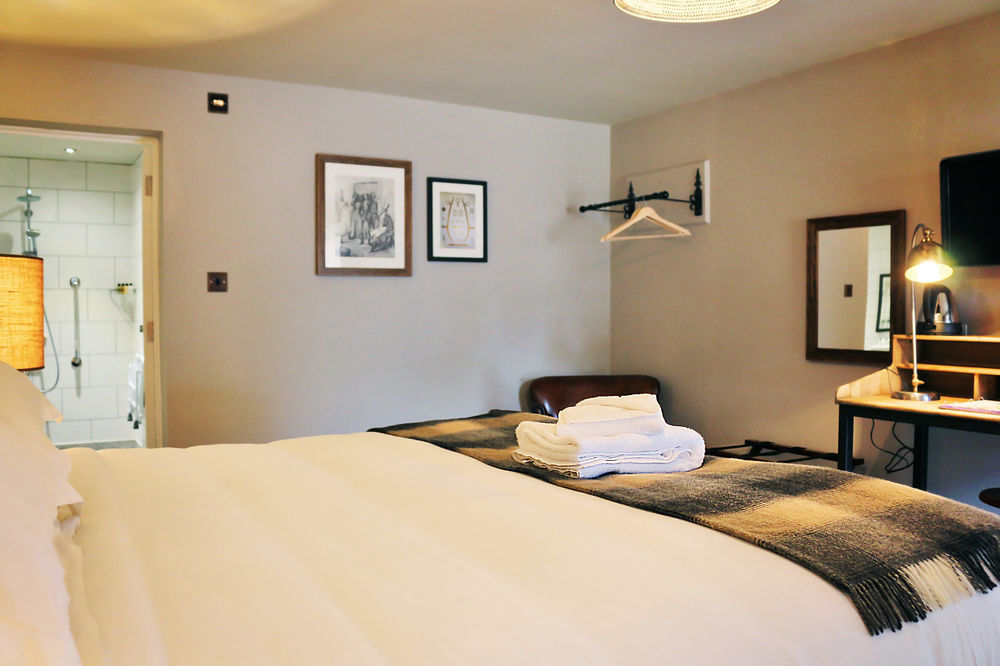 Hinds Head Hotel Aldermaston Buitenkant foto