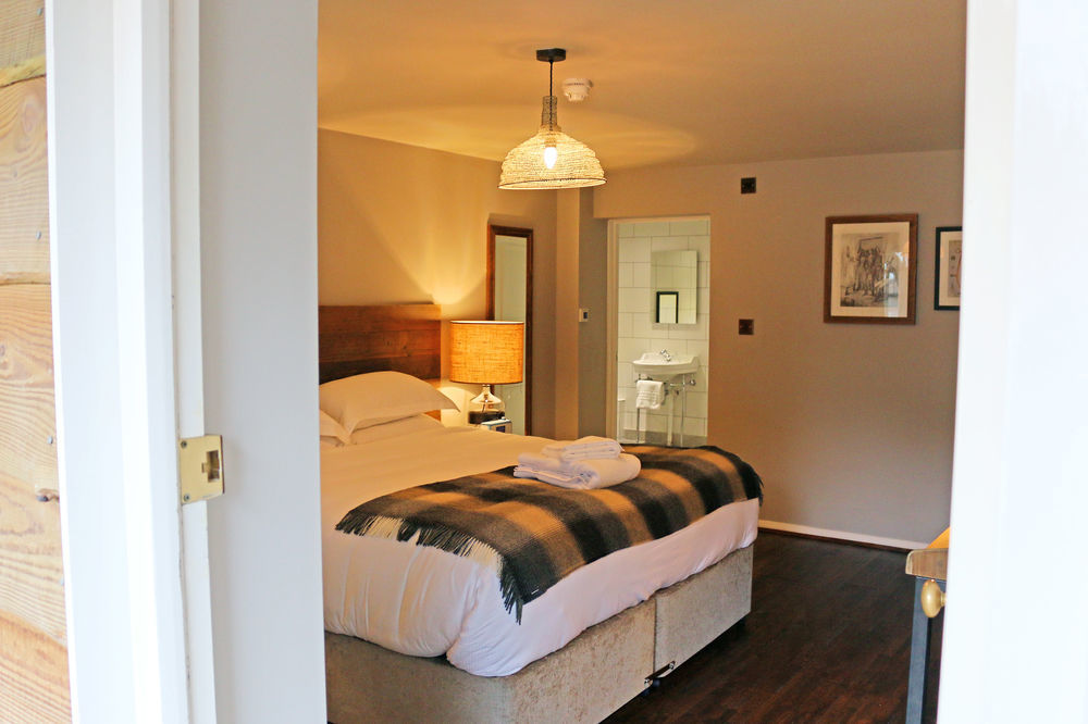 Hinds Head Hotel Aldermaston Buitenkant foto